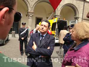 Marini ascolta i contestatori in piazza