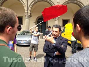 Marini ascolta i contestatori in piazza