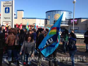 I dipendenti dell'Ipercoop in sciopero