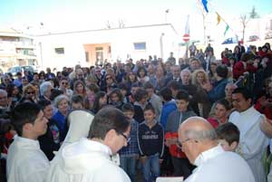 Don Pino inaugura i nuovi locali della chiesa