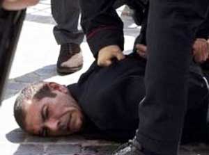 La foto dell'attentatore a terra 