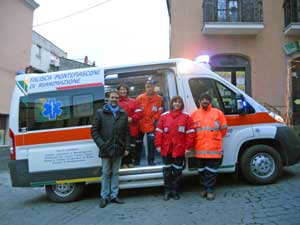 La nuova ambulanza, alcuni membri ed il sindaco Cimarello