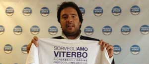 Giuseppe Talucci Peruzzi mostra la t-shirt SorvegliAmo Viterbo