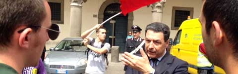 Marini ascolta i contestatori in piazza