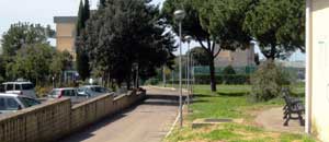 La strada d'ingresso alla caserma della guardia di finanza