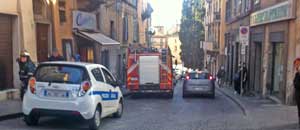 I vigili del fuoco e la polizia locale in via Cairoli