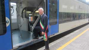 Il sindaco di Vetralla Aquilani sul treno Viterbo - Roma Ostiense