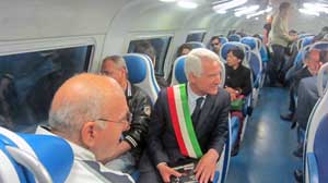 Il sindaco di Vetralla Aquilani sul treno Viterbo - Roma Ostiense