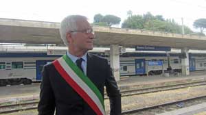 Il sindaco di Vetralla Aquilani sul treno Viterbo - Roma Ostiense