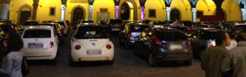 Auto nel centro storico nella notte