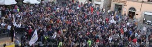 La folla piazza del comune per Grillo