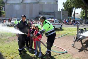 I volontari della protezione civile coi bambini 