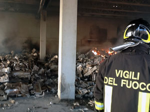 I vigili del fuoco al lavoro alla Ceramica Azzurra
