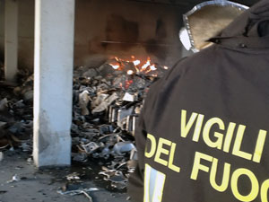 I vigili del fuoco al lavoro alla Ceramica Azzurra