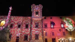 Il palazzo comunale illuminato di rosa