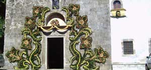 L'addobbo alla chiesa della Madonna del Monte