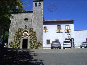 L'addobbo alla chiesa della Madonna del Monte