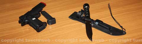 Le armi sequestrate all'arrestato