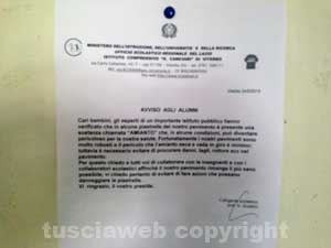 Uno degli avvisi affissi nella scuola