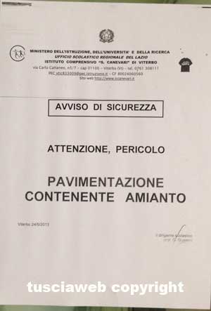 Uno degli avvisi affissi nella scuola