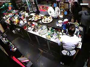 Immagini della tentata rapina al bar estratte dai filmati - La freccia bianca indica il rapinatore