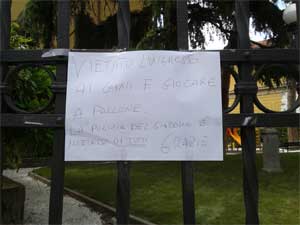 Il cartello fuori dal giardino della Verità