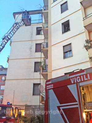 I vigili del fuoco al lavoro in via Vicenza