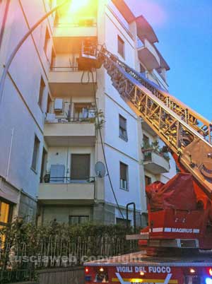 I vigili del fuoco al lavoro in via Vicenza