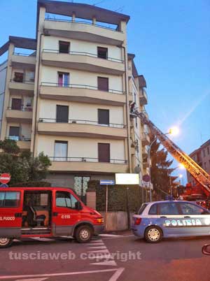 I vigili del fuoco al lavoro in via Vicenza