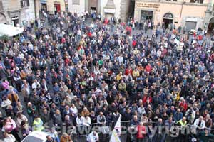 La folla al comizio di Grillo
