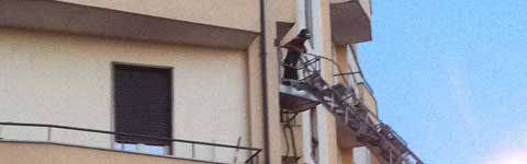 L'intervento dei vigili del fuoco in via Vicenza