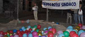 La voragine di Piazza del Gesù riempita di palloncini colorati