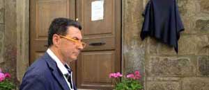 Il sindaco Marini scopre la targa dedicata a Marisa Vitale