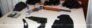 Le armi, la droga e le parrucche sequestrate dai carabinieri