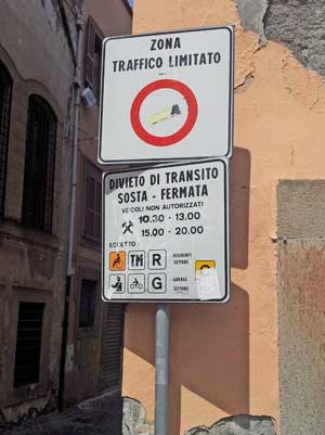Uno dei cartelli della Ztl di Viterbo