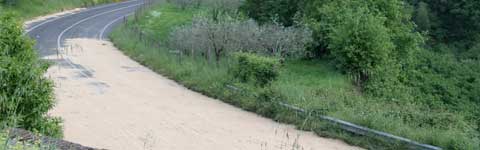 La strada invasa dalla resina e ricoperta di segatura