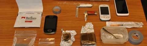 La sostanza e il materiale sequestrati in casa