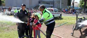 I volontari della protezione civile coi bambini