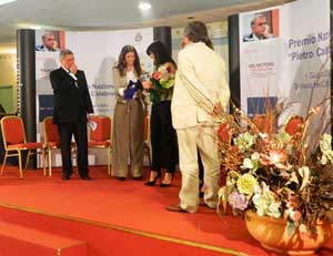 Costanza Calabrese premia Ilaria D'Amico 