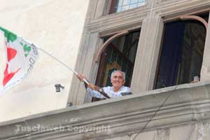 Alvaro Ricci sbandiera e palazzo dei Priori