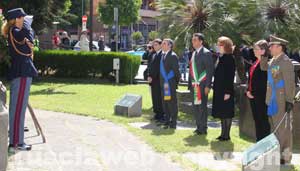 Gli onori delle autorità ai caduti