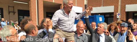 Michelini portato in trionfo