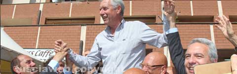 Michelini portato in trionfo