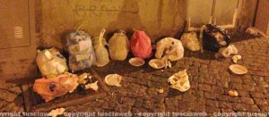 Rifiuti abbandonati a piazza San Simeone