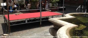 Il palco a piazza delle Erbe spostato