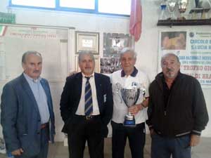 Il vincitore della gara di bocce 