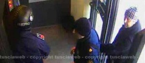 Colpo in banca a Vetralla, i rapinatori disarmano vigilantes