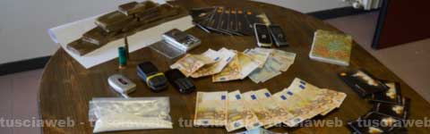 I soldi e la droga sequestrata dai carabinieri