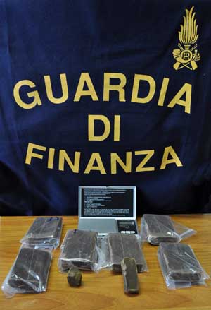 La droga sequestrata dalle fiamme gialle 