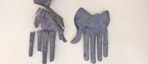 Le mani trovate dagli archeologi